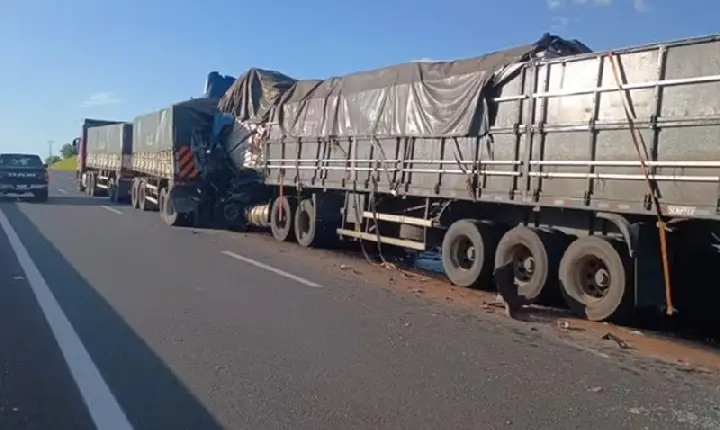 Carreta bitrem tomba e espalha 10 toneladas de milho na BR-356