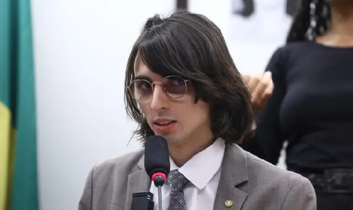 Comissão aprova acompanhante para pessoa autista ou com Down em exame de direção veicular