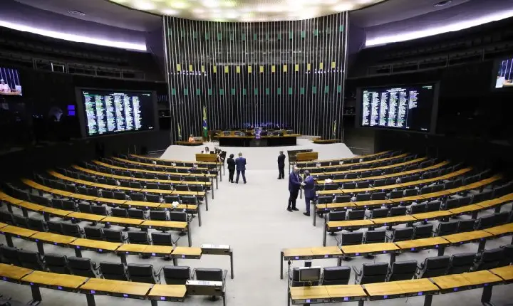 Deputados aprovam urgência para projeto que cria adicional para servidores do Judiciário; acompanhe