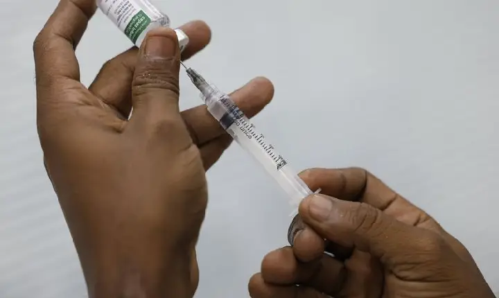 Vacinação despenca na Maré em dias de operação policial, aponta Unicef