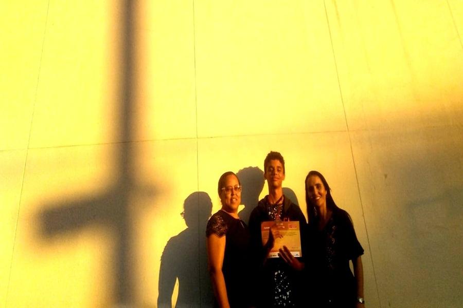 Aluno de Itaperuna, RJ, recebe medalha na Olimpíada Brasileira de Matemática