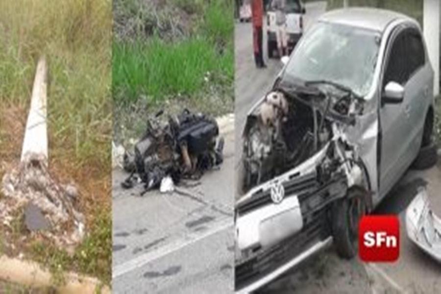 Carro derruba poste em acidente e motor é lançado fora em São Fidélis.