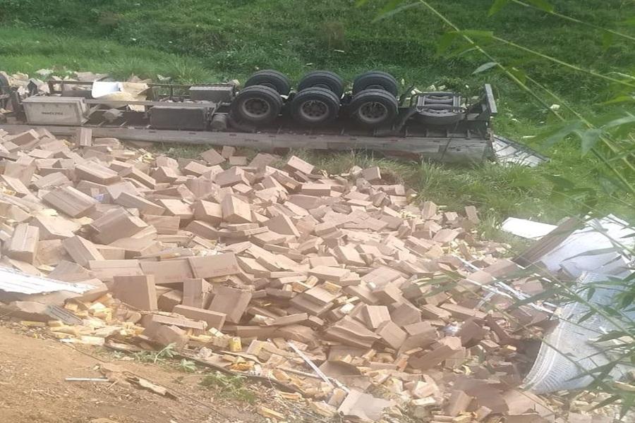 Motorista morre após capotar carreta carregada com chocolate em Pádua.