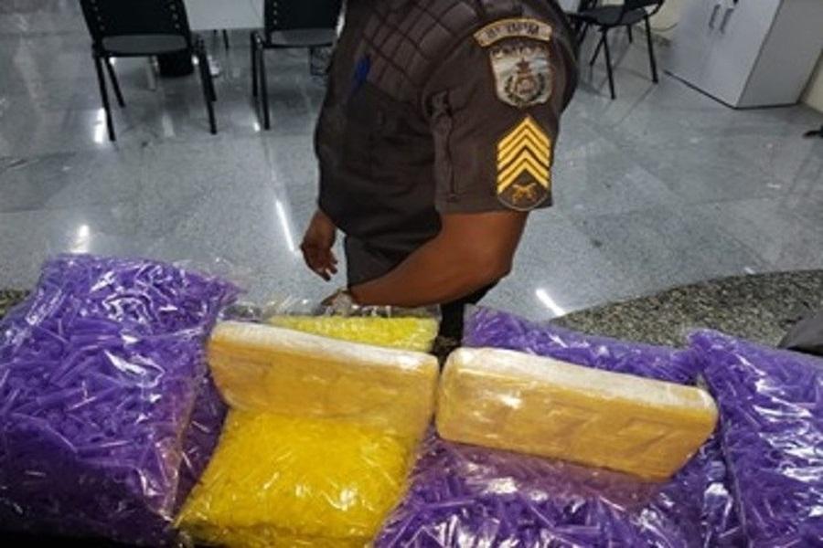 Mulher é detida levando 2 kg de cocaína na BR-101, em Campos, no RJ
