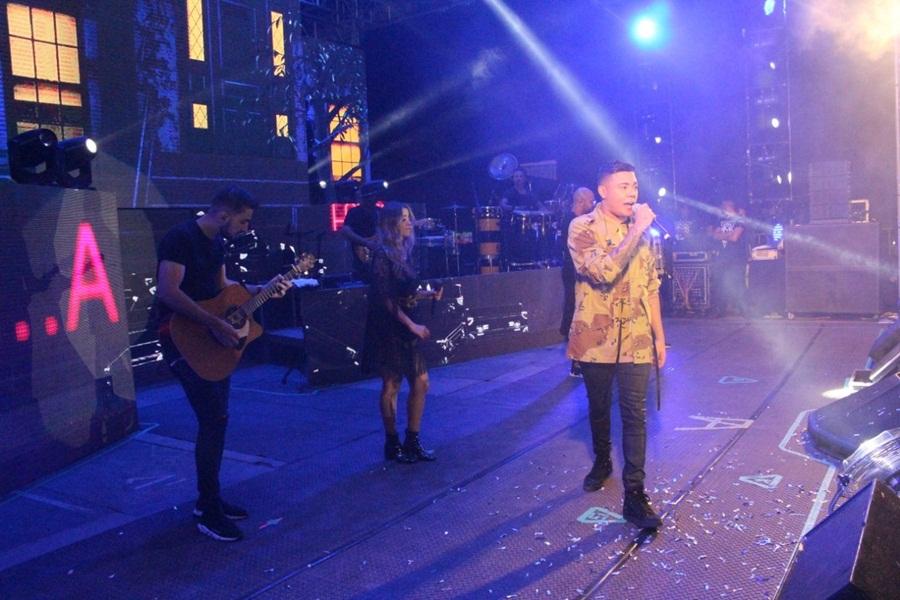 Show de Felipe Araújo arrasta multidão na Festa de Italva