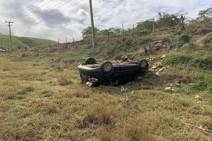 Acidente deixa mulher ferida após carro capotar e cair às margens da rodovia