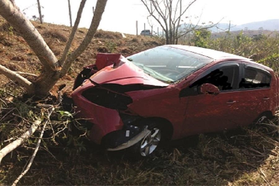 Idoso perde controle do carro e sofre acidente, em São João do Paraíso.