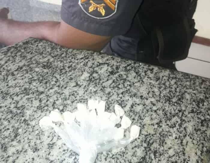 Motorista de ônibus escolar é detido com drogas embaixo do assento