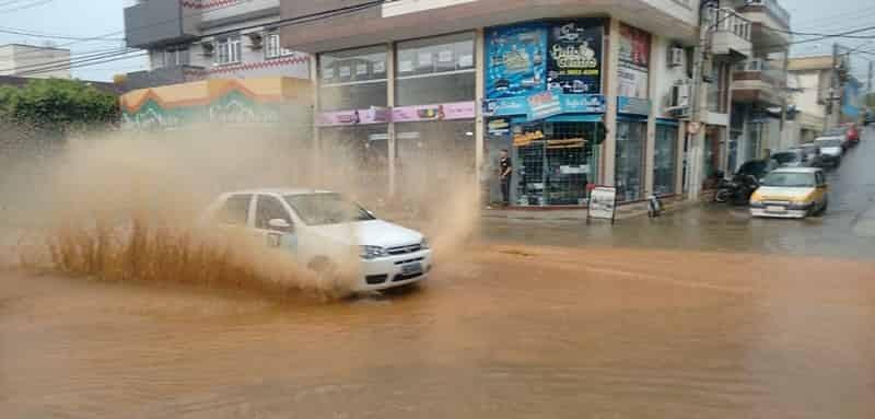 Chuva forte desta quinta-feira inundou várias ruas de Bom Jesus do Itabapoana.