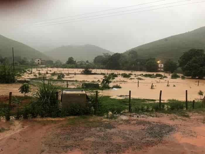 Temporal forte deixa várias ruas alagadas em Cambuci