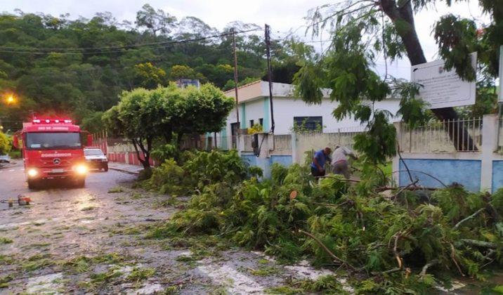 Temporal com granizo e rajadas de ventos assusta moradores de Cambuci.