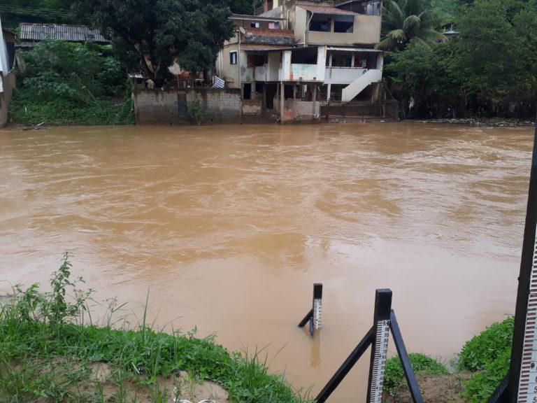 RIO CARAMGOLA ESTÁ BASTANTE CHEIO : A PREVISÃO É DE  CHUVAS INTENSAS.