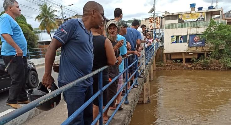 Uma adolescente está desaparecida após pular nas águas do Rio Itabapoana em Bom Jesus do Itabapoana.