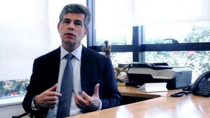 Ministro da Saúde Nelson Teich pede demissão menos de um mês depois de assumir.