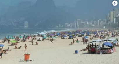 Cariocas e turistas voltam a ocupar areias das praias com cadeiras e barracas em feriadão de sol no Rio.