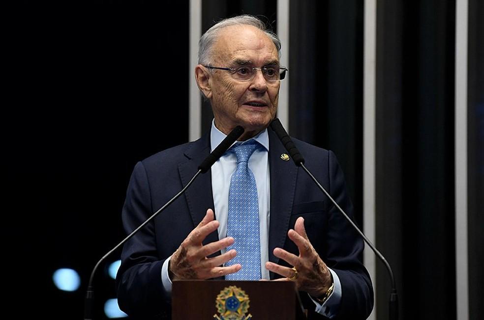 Senador Arolde de Oliveira morre no Rio, aos 83 anos.