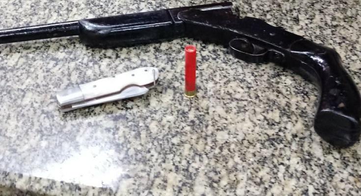 Homem armado causa tumulto em comício na zona rural de São José de Ubá.
