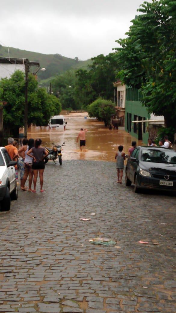 São João do paraíso distrito de Cambuci amanhece Alagado.