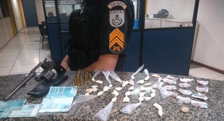 Suspeito armado é preso por tráfico de drogas em São José de Ubá.