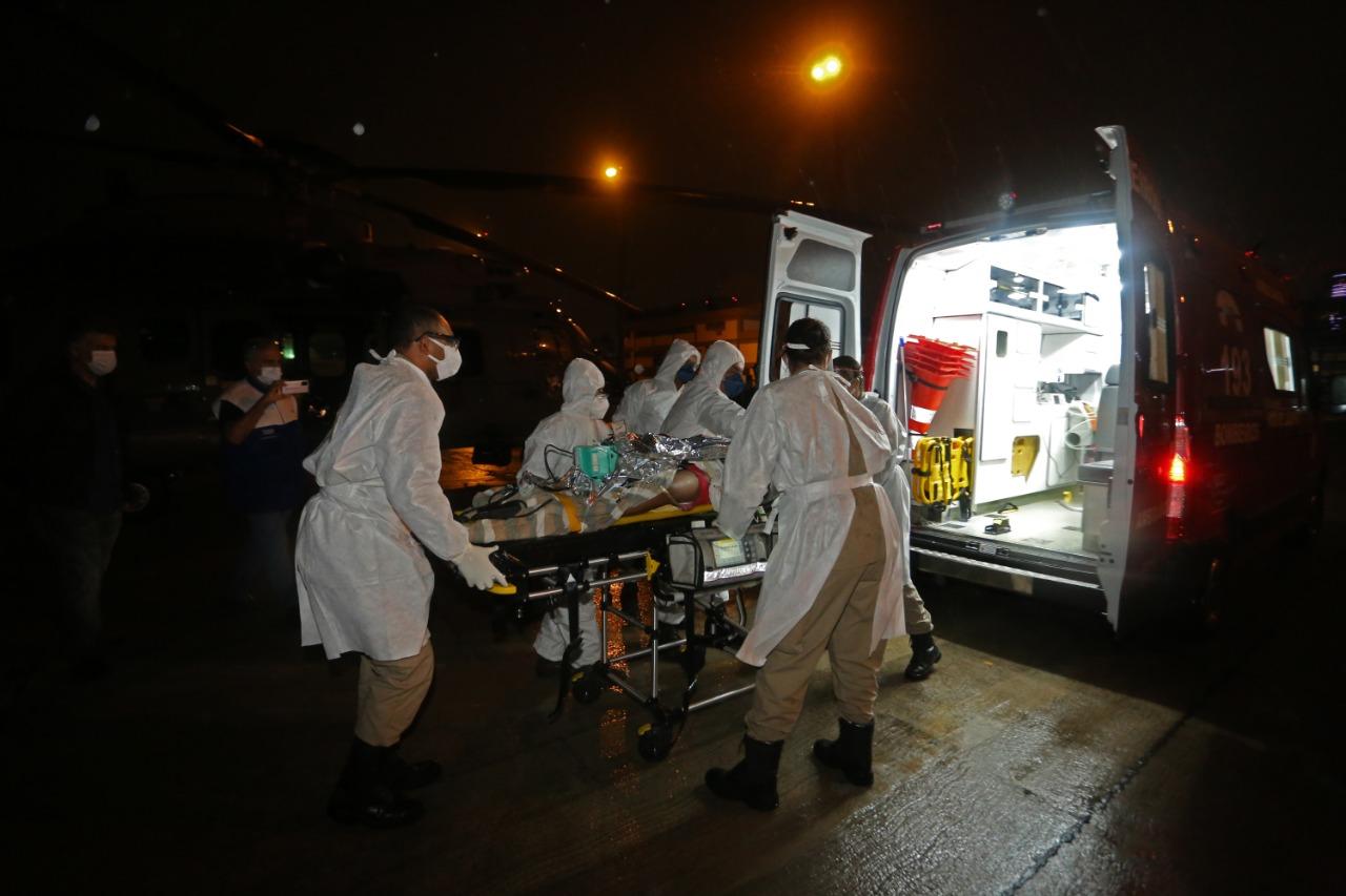 Bombeiros e Marinha realizam transferência de menino com Covid-19 para UTI pediátrica no Rio.