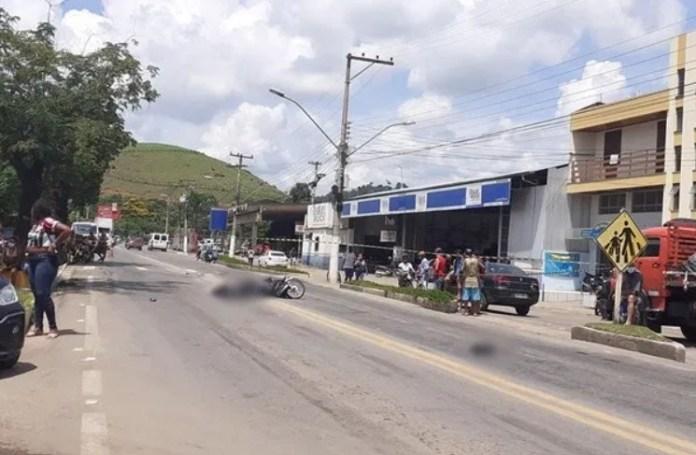 Homem morre ao cair de moto e ser atropelado por carreta em  Santo Antônio de Pádua.