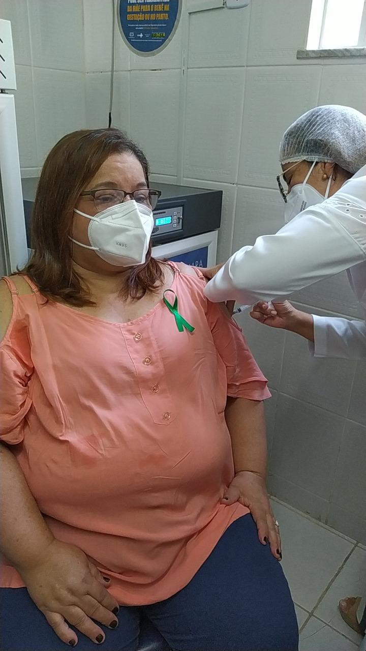 PRIMEIRA DOSE DA CORONAVAC É APLICADA EM SÃO JOSÉ DE UBÁ.