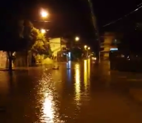Rio Carangola continua subindo em Porciúncula e atinge mais de três metros acima da cota de transbordamento