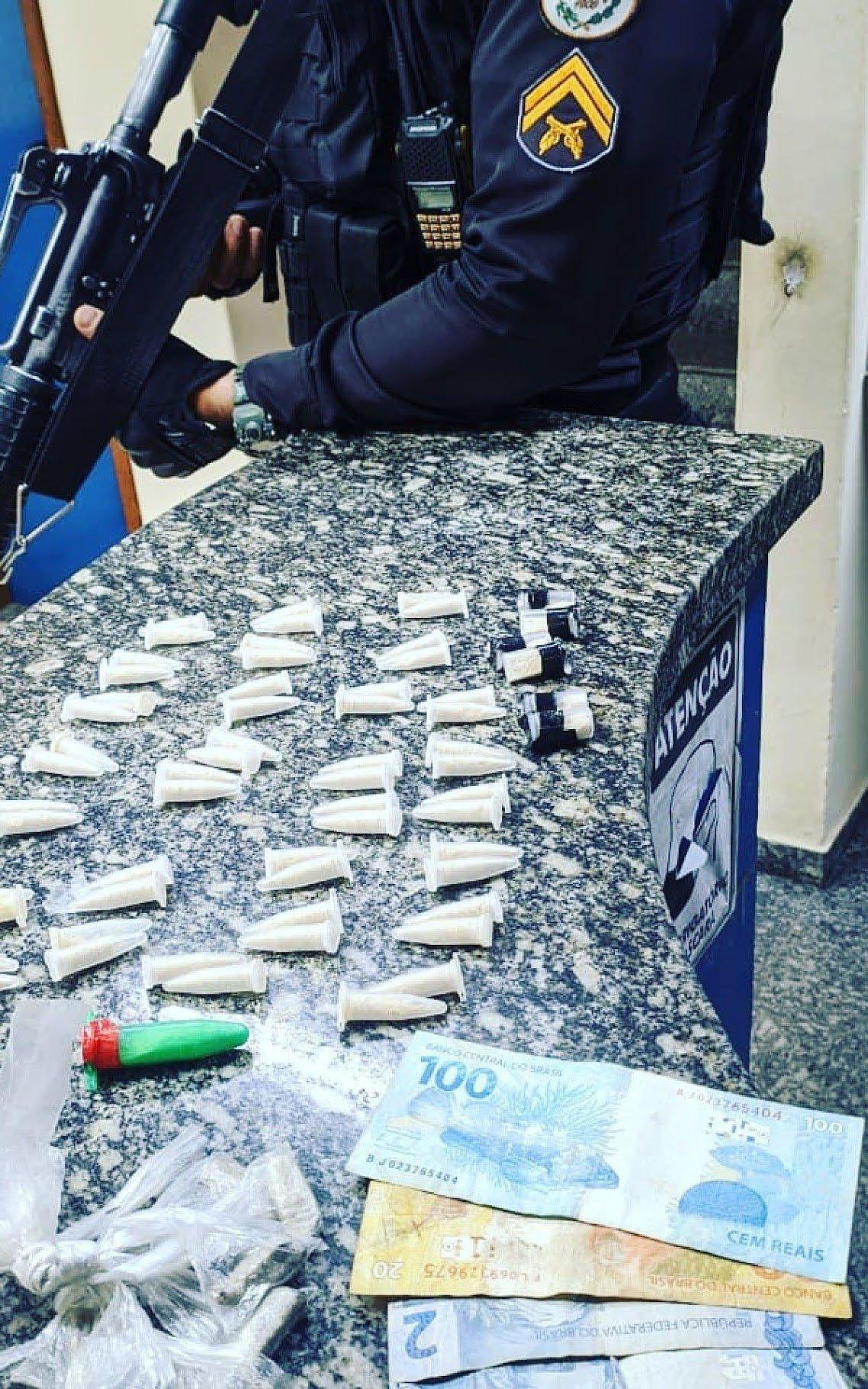 Policiais do 36° BPM prendem dupla por tráfico de drogas em Santo Antônio de Pádua.