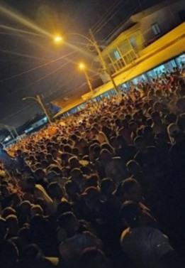 Praias registram grandes aglomerações em final de semana de carnaval.