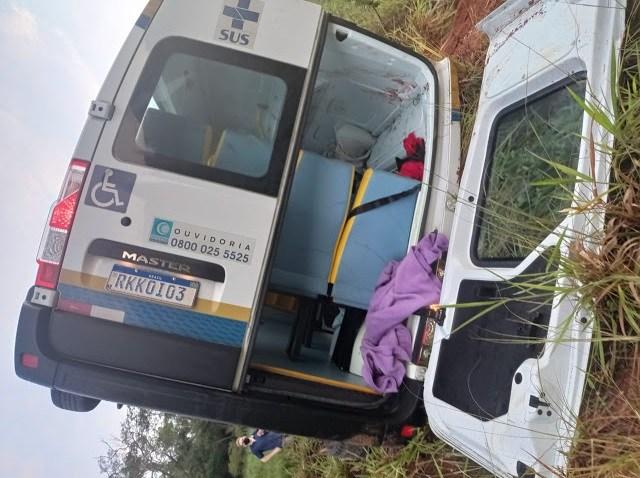 Van da Secretaria de Saúde de Bom Jesus com pacientes tomba Na BR 116.