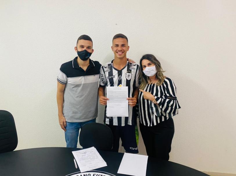 Gabriel,  filho de Gil Vianna, assina seu primeiro contrato profissional com o Americano.