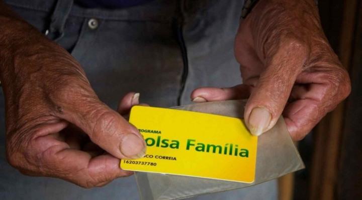 Bolsonaro estuda aumentar Bolsa Família em ‘pelo menos 50%’ até 2022.
