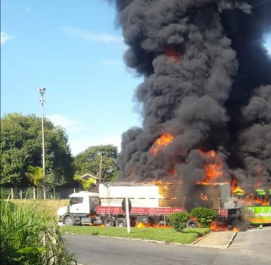 Colisão entre ônibus e caminhão causa explosão e deixa três feridos em Bom Jesus do Itabapoana.