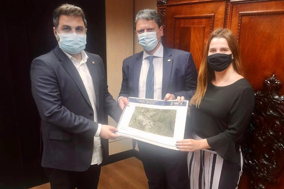 Prefeito Wladimir Garotinho  entrega a ministro da Infraestrutura projetos para as BRs-101 e 356