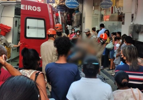Campos: Técnico em refrigeração fica ferido ao cair de telhado de loja no Centro.