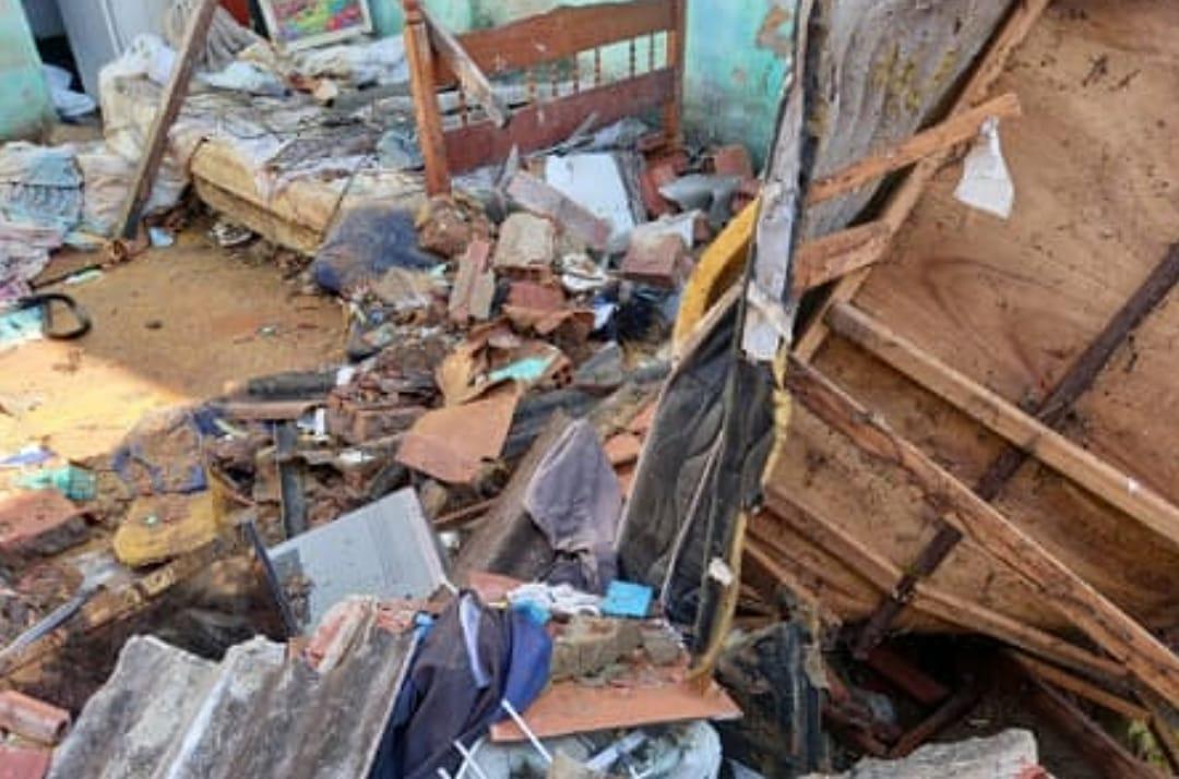 Campos: Casas desabam durante temporal e três moradores ficam feridos.