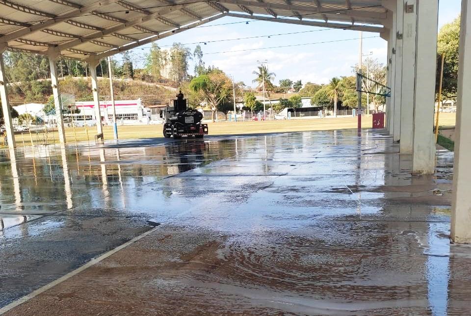 Prefeitura de Itaperuna realiza serviço de sanitização no Centro Poliesportivo.