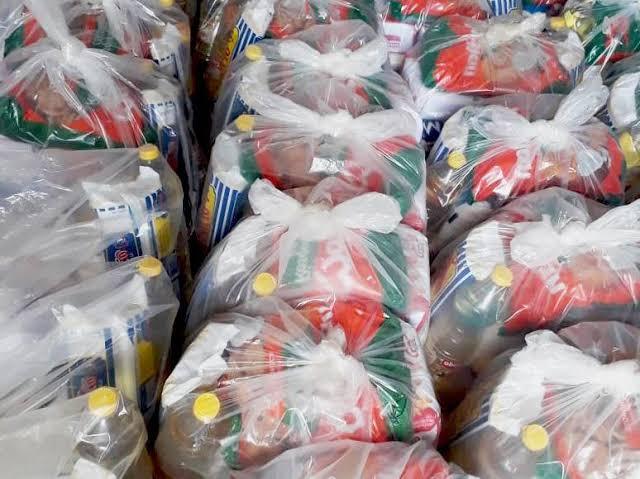 Prefeitura de Italva distribui kits de alimentos para alunos da rede pública de ensino