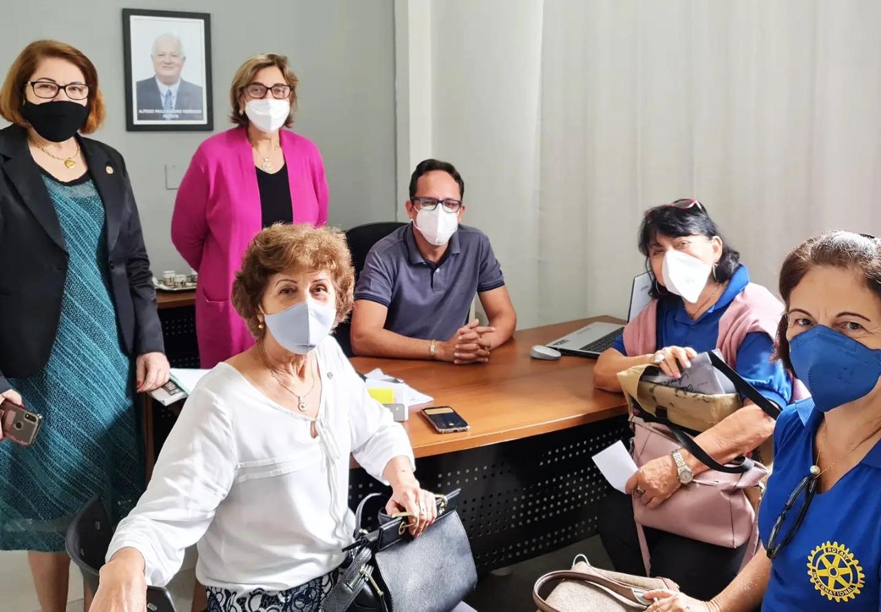 Secretário de Educação de Itaperuna se reúne com representantes do Rotary Club