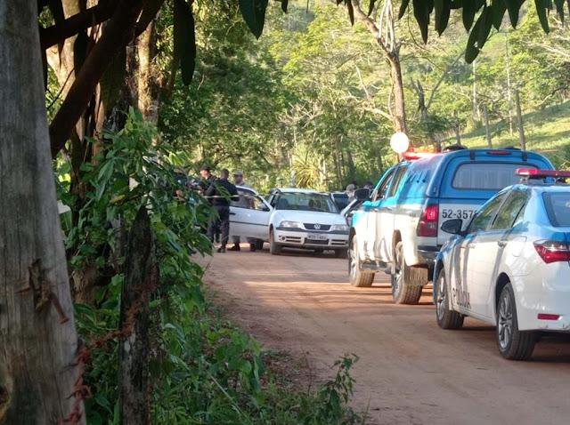 ITAPERUNA: HOMEM MORRE E MULHER FICA FERIDA APÓS CARRO SER ALVEJADO POR TIROS