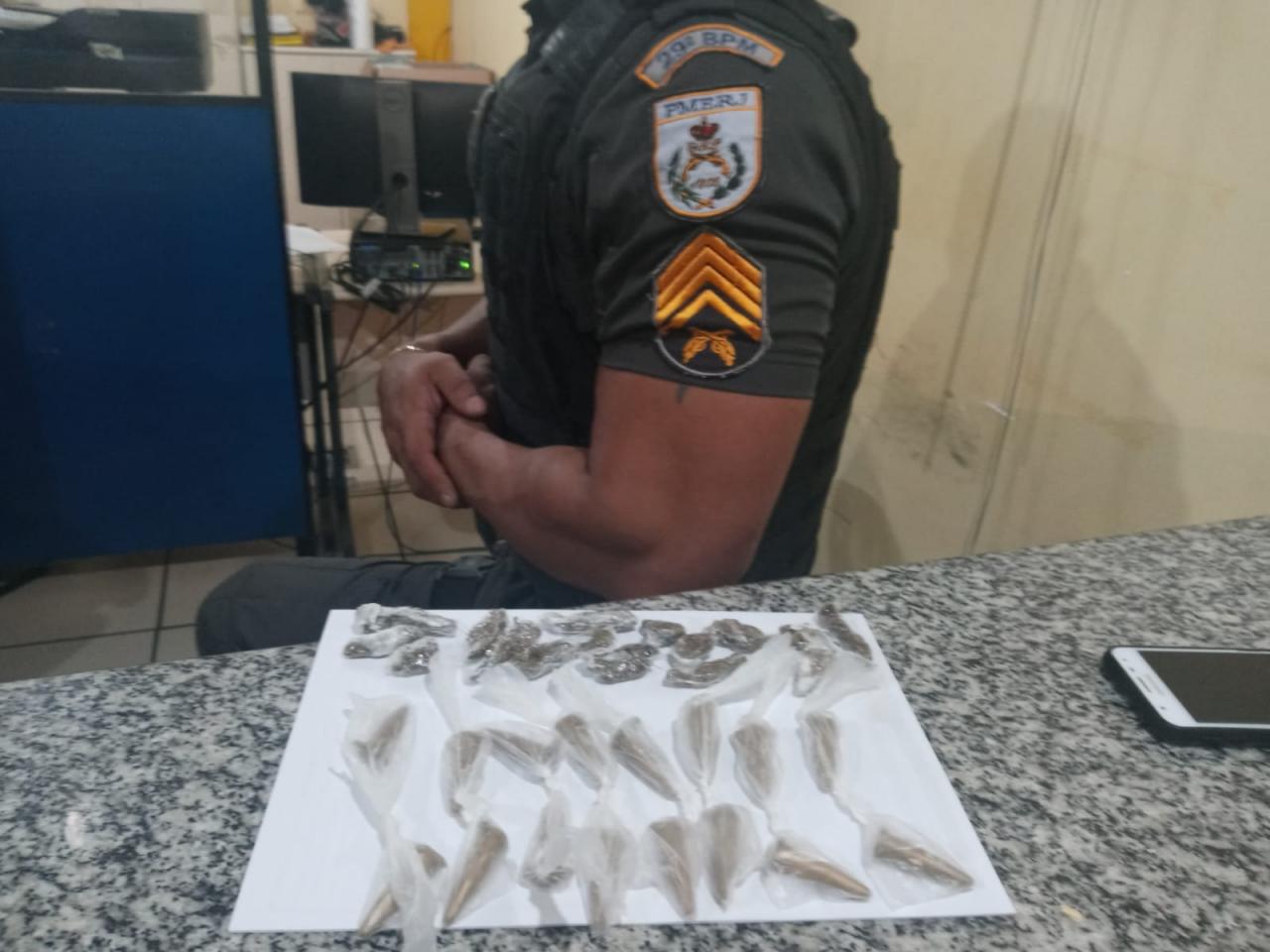 Polícia apreende drogas escondidas embaixo de pedra em Italva