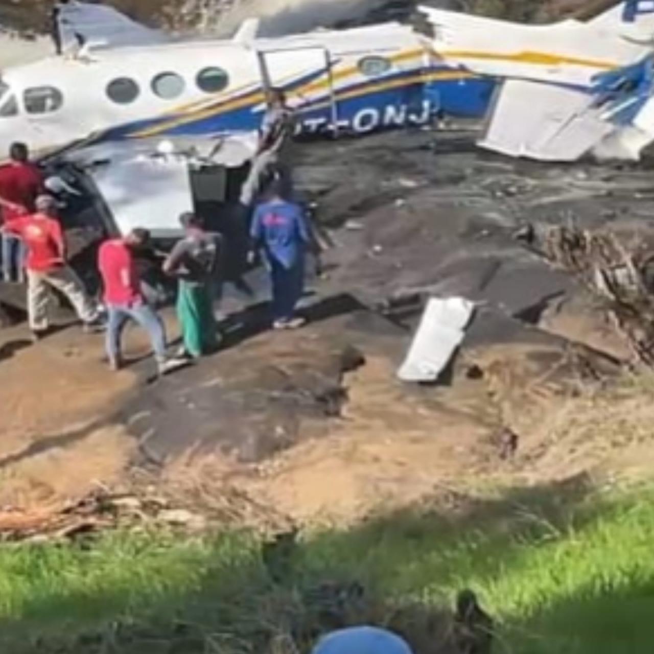 Avião com Marília Mendonça cai em MG.