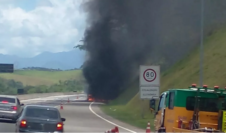 Campos: Caminhão que transportava móveis pega fogo na BR-101