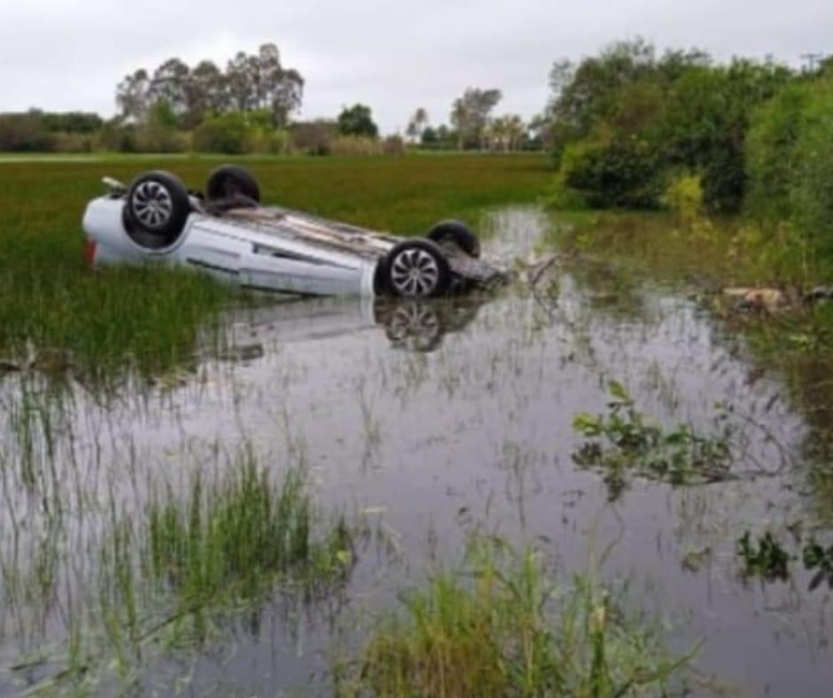 Campos: Mãe e filha de um ano morrem após carro capotar e cair em valão
