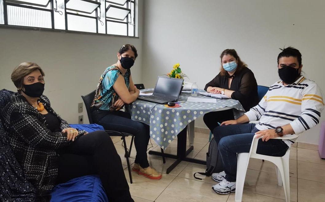 Equipe da Secretaria de Educação de Itaperuna recepciona professores do Colégio Chequer