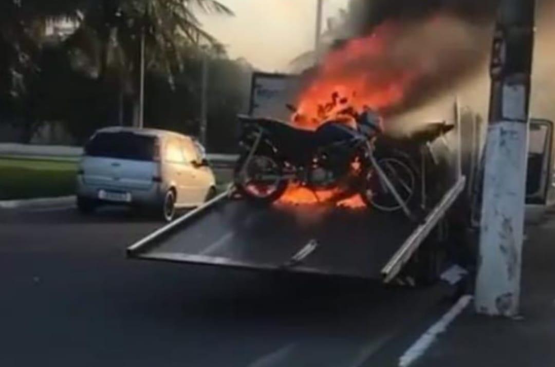 motociclista coloca fogo em motos após ter veículo apreendido durante blitz em Macaé
