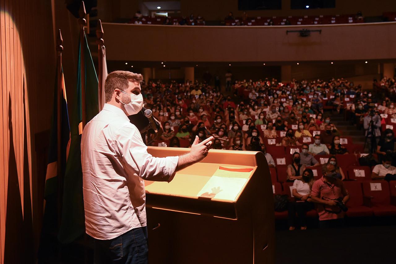 Campos: Prefeito anuncia que vai pagar 1/3 de férias e o salário de dezembro no dia 22