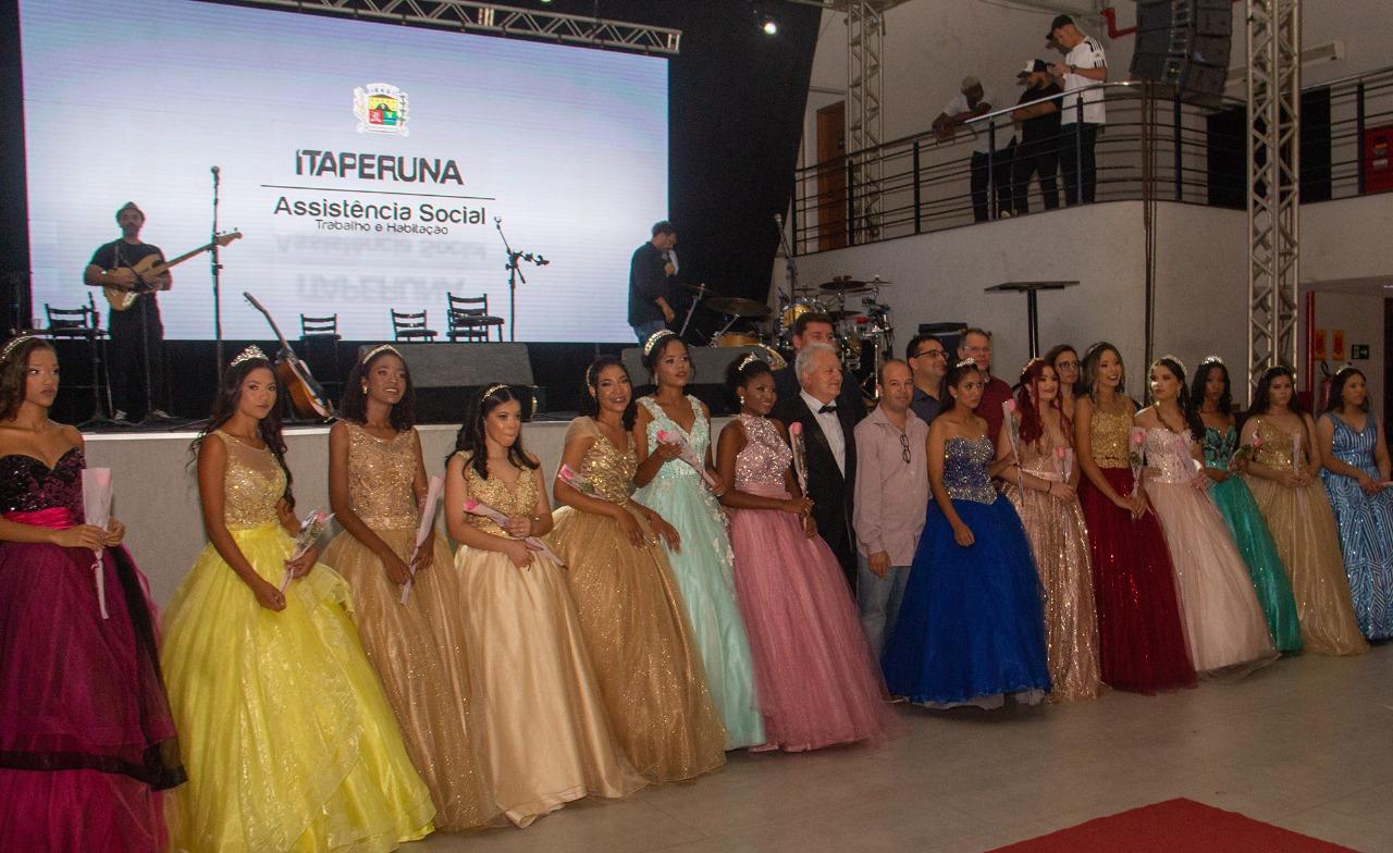 Prefeito de Itaperuna participa do baile de debutantes comunitário ‘Noite dos Sonhos’