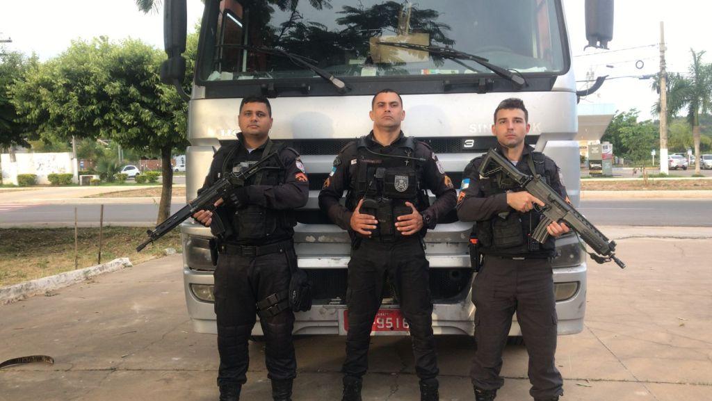 CARDOSO MOREIRA: CAMINHÃO ROUBADO É RECUPERADO PELA PM