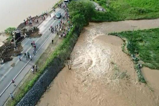 Campos: Manilha que passa sob a BR-356 rompe em Três Vendas